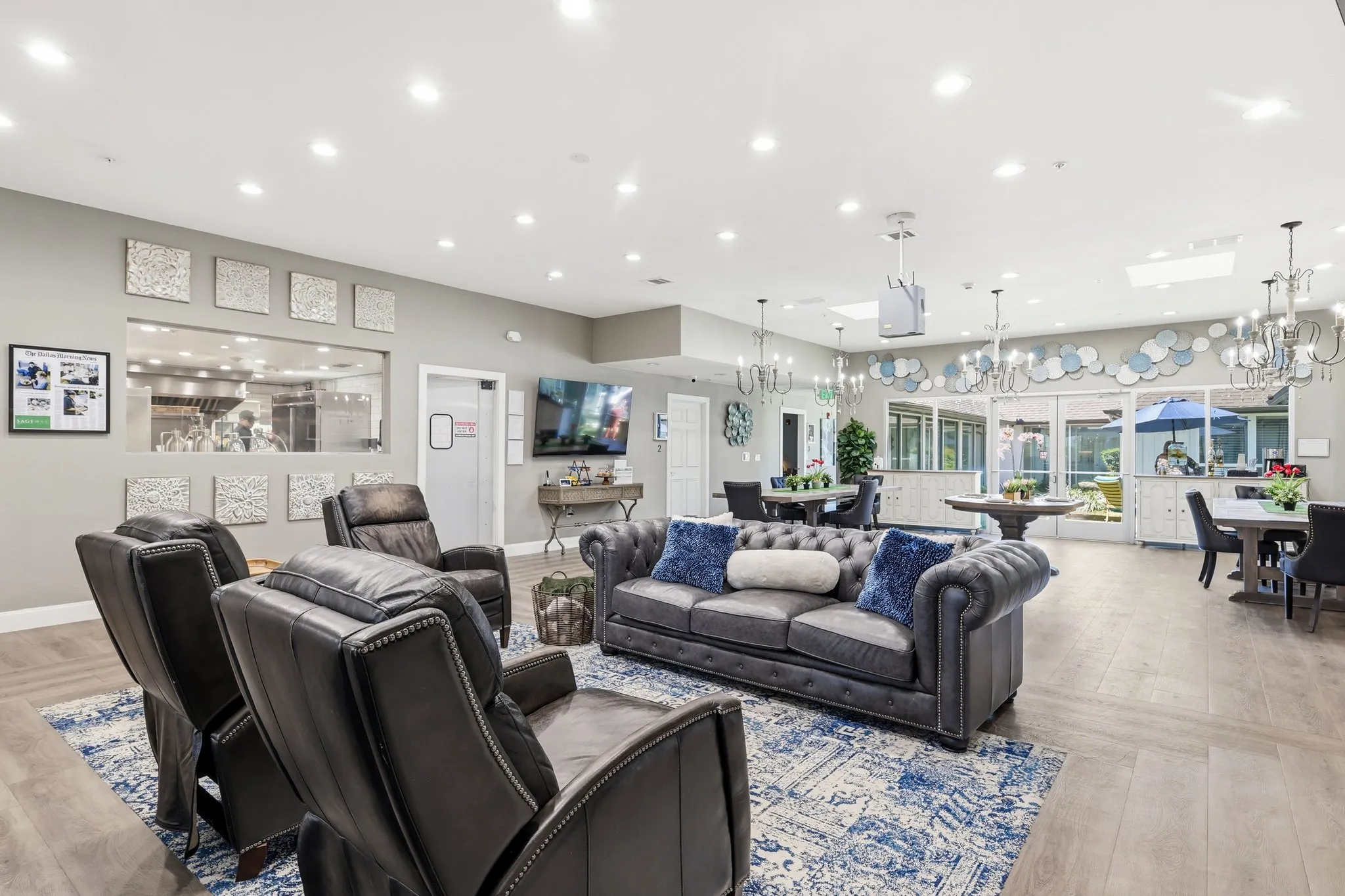 The lounge at The Sage Oak of Colleyville on Bransford Road